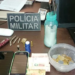 Bandidos roubam, fogem e um deles se esconde em baixo de cama numa casa para não ser preso