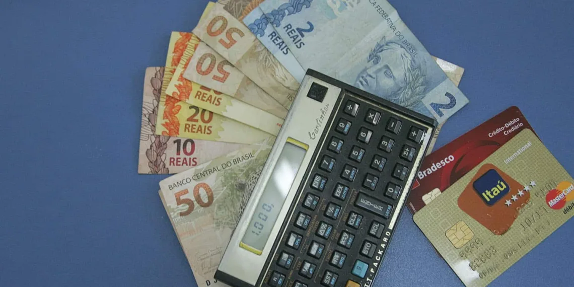 Com a alta da inflação é melhor pagar as compras à vista, orienta economista