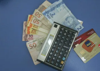 Com a alta da inflação é melhor pagar as compras à vista, orienta economista