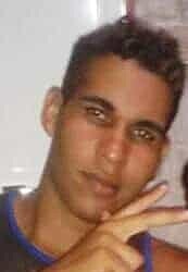 Paulo César da Costa da Silva, de 35 anos, foi encontrado no quintal de casa com um tiro no peito