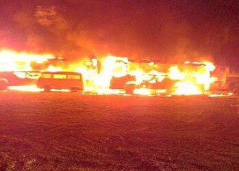 Quatro ônibus e Kombi são incendiados em pátio de escola pública Dom Bosco