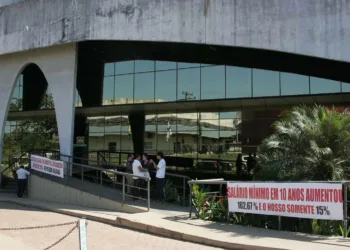 Após veto da presidente no reajuste, servidores federais no Acre buscam apoio dos parlamentares