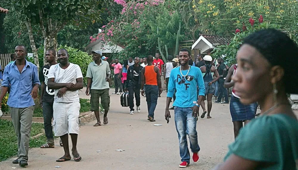 Rio Branco, Acre, 22.05.2015 - Centenas de imigrantes haitianos estão no abrigo em Rio Branco no Acre, em uma chácara nas proximidades da cidade, onde a capacidade para 200 pessoas, mas atualmente cerca de 500 imigrantes estão no local. Diariamente chegam aproximadamente 90 pessoas no local superlotando mais ainda. O Ministério da Justiça fez no início dessa semana, (18), uma solicitação ao governo do Acre para que as viagens fossem suspensas com destino para a capital paulista. A suspensão das viagens dos haitianos para São Paulo foi um pedido da Prefeitura, que, em nota, disse que tem o dever de acolher os imigrantes, mas que não estava preparada para receber tanta gente de surpresa. Os haitianos vêm para capital paulista em busca de oportunidades, mas muitas vezes acabam sem emprego e sem dinheiro.