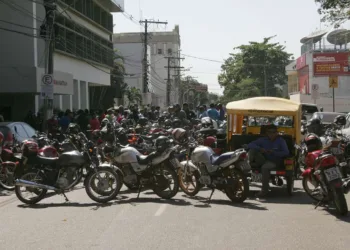 Pirangueiros fecham ruas e causam tumulto no Centro de Rio Branco