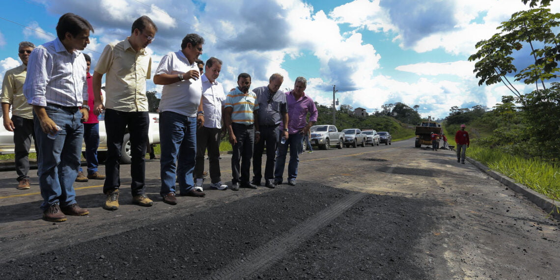 Governador Tião Viana, o diretor do Dnit e equipes técnicas inspecionaram a estrada. (Foto: Secom Acre)