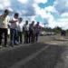 Governador Tião Viana, o diretor do Dnit e equipes técnicas inspecionaram a estrada. (Foto: Secom Acre)