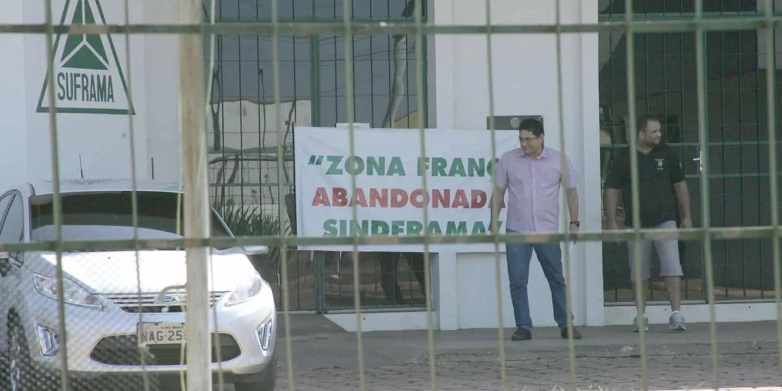 Sem negociações, greve da Suframa continua