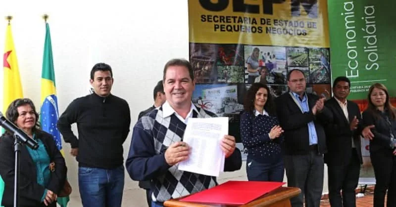 Governador Tião Viana assinou o termo de posse do conselho, formado por 40 pessoas nesta segunda-feira. (Foto: Secom Acre)
