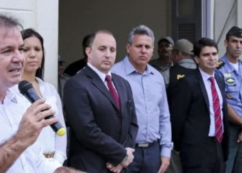 Tião Viana entregou 12 novos veículos à polícia. (Foto Secom Acre)