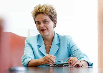 “As pessoas caem quando estão dispostas a cair. Não estou. Não tem base para eu cair”, diz Dilma