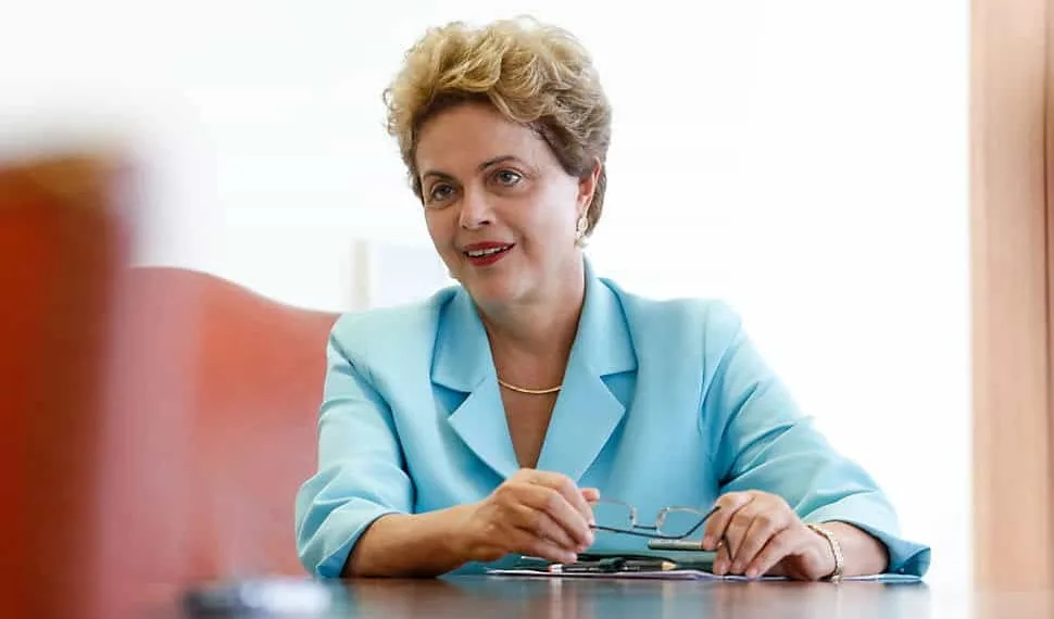 “As pessoas caem quando estão dispostas a cair. Não estou. Não tem base para eu cair”, diz Dilma