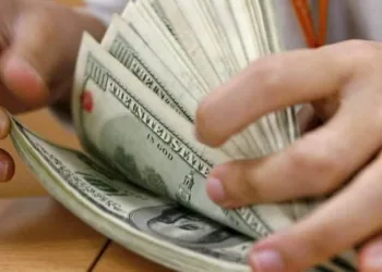 Dólar sobe R$ 0,07 e fecha no maior nível em quatro meses