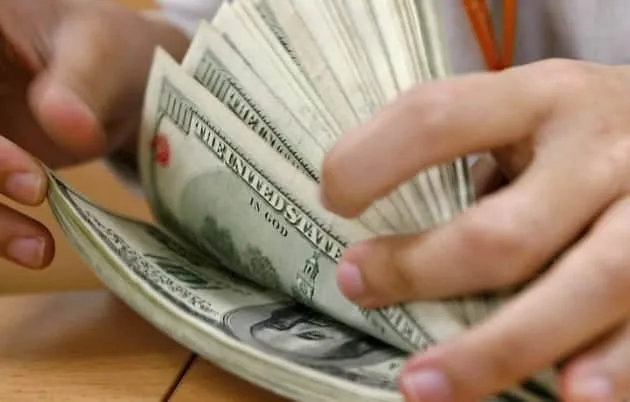 Dólar sobe R$ 0,07 e fecha no maior nível em quatro meses