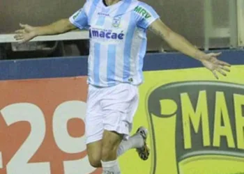 Giancarlo vestiu a camisa do Macaé no Carioca deste ano