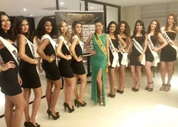 Foram apresentadas na noite de ontem as candidatas que disputarão
a coroa do concurso Miss Acre 2015. A escolha será feita no próximo sábado, às 20h, no Palácio. (Foto: Cedida)