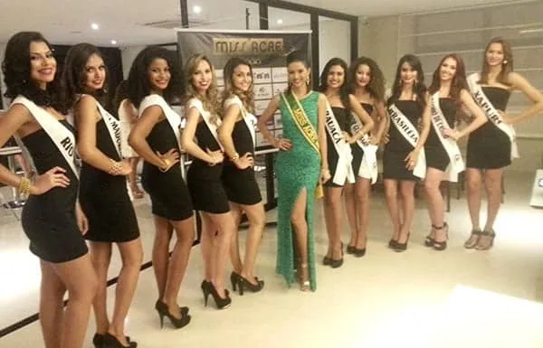 Foram apresentadas na noite de ontem as candidatas que disputarão
a coroa do concurso Miss Acre 2015. A escolha será feita no próximo sábado, às 20h, no Palácio. (Foto: Cedida)