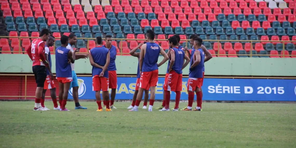 Nei Gaúcho conversa com jogadores antes do início do treino, na Arena