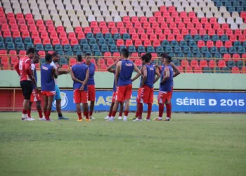 Nei Gaúcho conversa com jogadores antes do início do treino, na Arena