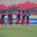 Nei Gaúcho conversa com jogadores antes do início do treino, na Arena