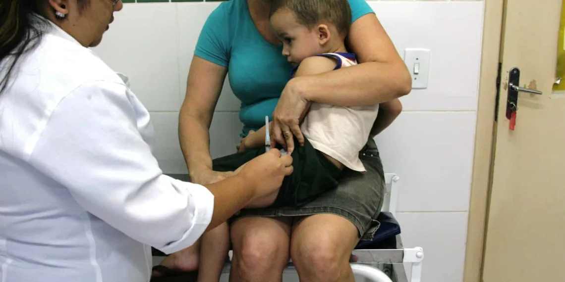 Dia D de vacinação contra a paralisia infantil acontece neste sábado em todo o país