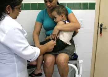 Dia D de vacinação contra a paralisia infantil acontece neste sábado em todo o país