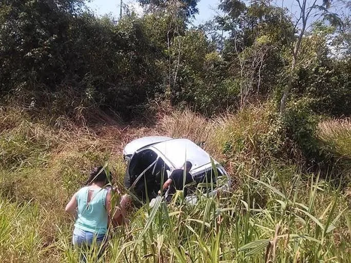 Carro capotou, mas mulheres não se feriram gravemente
