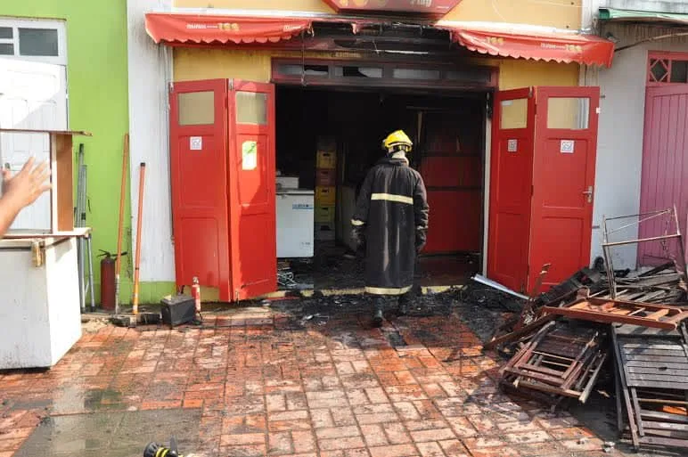 Choperia no Mercado Velho teve 70% do espaço queimado em incêndio na manhã desta segunda