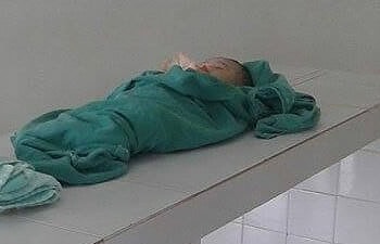 Criança de cinco meses é morta pela a própria mãe ao ser espancada e jogada contra a parede