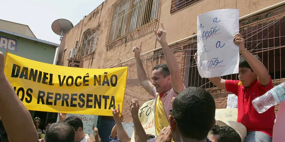 Inconformados com a posse da chapa perdedora nas eleições do Sintesac, servidores realizam manifestação
