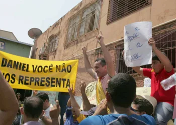 Inconformados com a posse da chapa perdedora nas eleições do Sintesac, servidores realizam manifestação