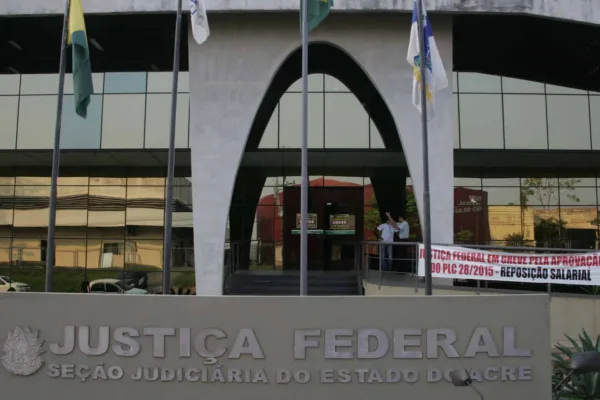 Servidores do Judiciário Federal no Acre promovem ato