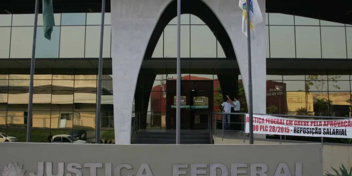 Servidores do Judiciário Federal no Acre promovem ato