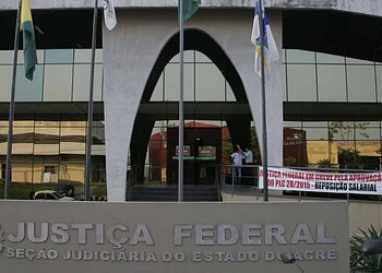 Servidores do Judiciário Federal no Acre promovem ato