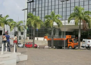 Professores deixam as ruas para protestar na Aleac