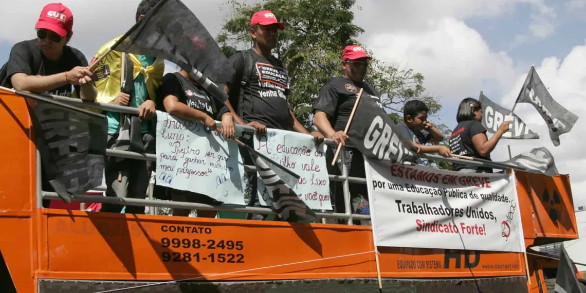 SEE anuncia que professores provisórios terão contratos cancelados