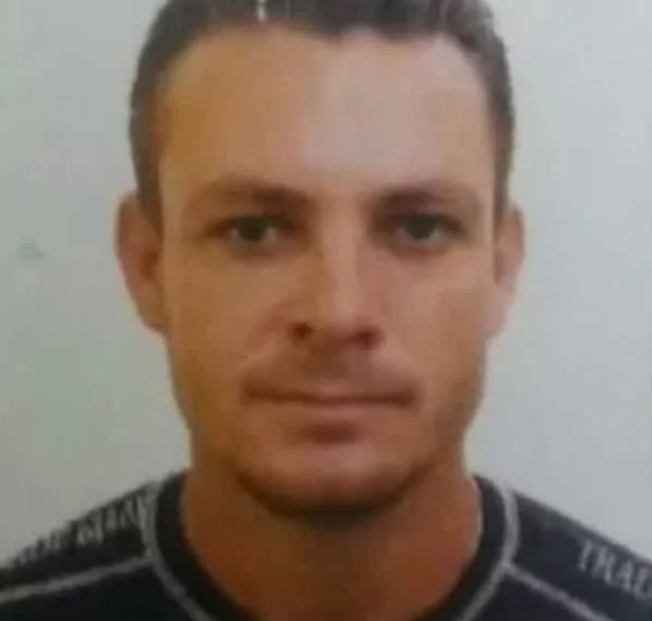 Gladson, 27, estava em casa quando foi atingido