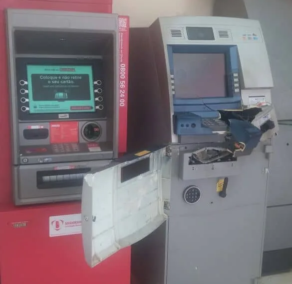 Criminosos não conseguiram obter o dinheiro da máquina e fugiram rapidamente do local. (Foto: Divulgação)