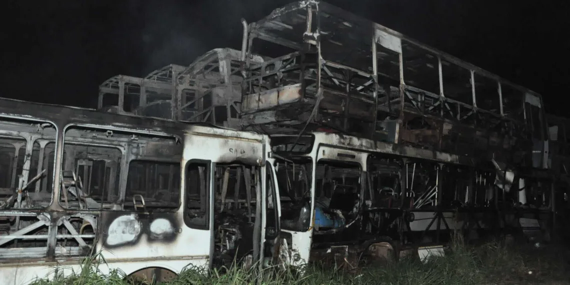 Incêndio destrói dezenas de ônibus em depósito