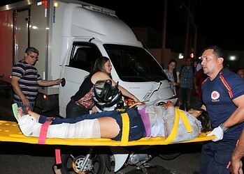 Motorista de caminhão avança semáforo e atropela motociclista