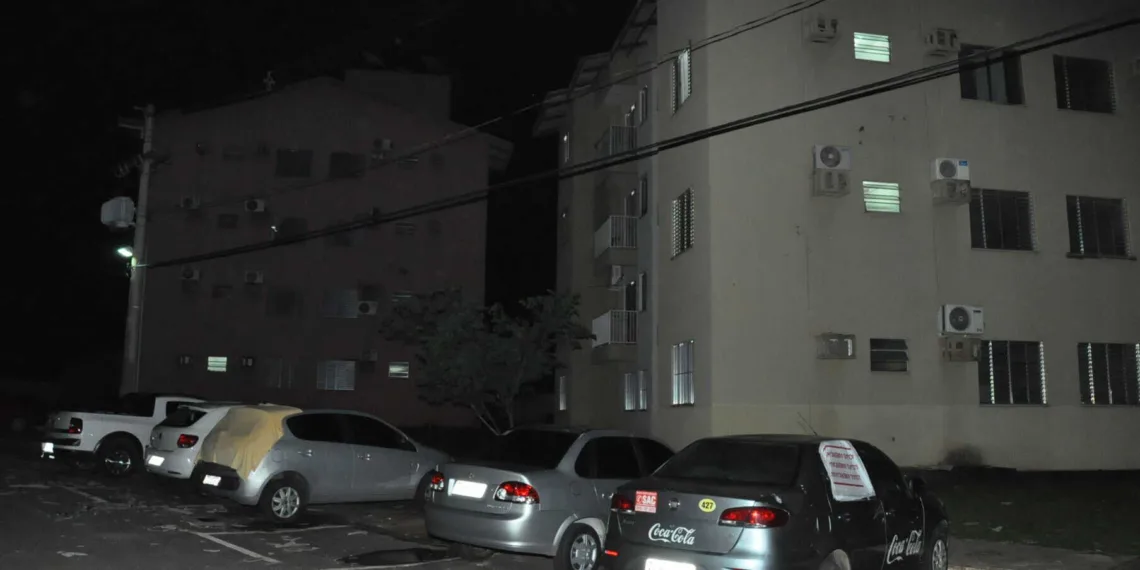Temporal atinge cerca de nove prédios e destrói mais de seis carros em Rio Branco