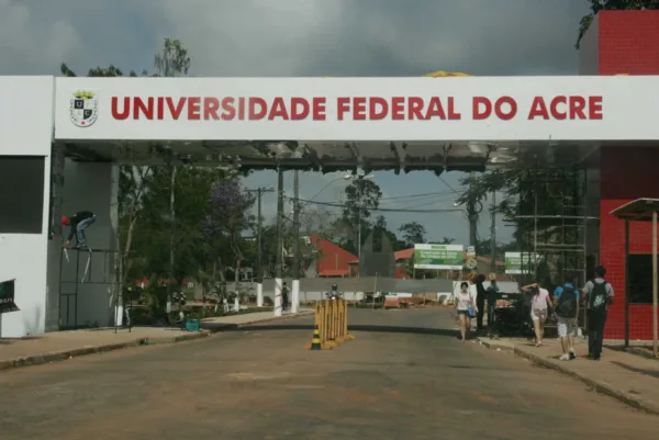 Greve na Ufac continua por tempo indeterminado e categoria intensifica o movimento