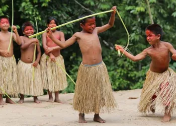 As crianças também participaram da Luta de Resistência “Kenãna Ikinai”, demonstrando a força do povo Yawanawa