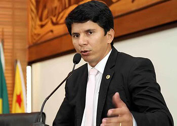 Jenilson diz sentir falta da vida como médico, mas acredita que pode contribuir mais na política. (Foto: Agência Aleac)