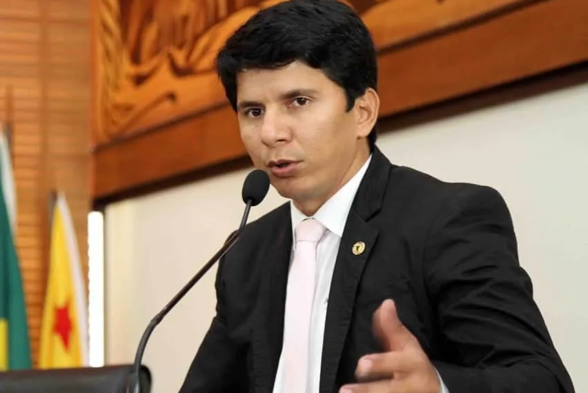 Jenilson diz sentir falta da vida como médico, mas acredita que pode contribuir mais na política. (Foto: Agência Aleac)