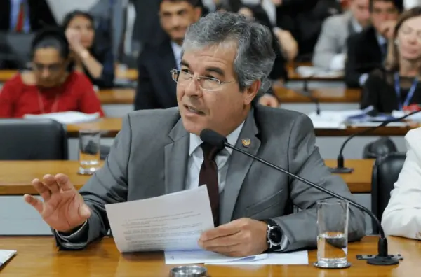 Jorge Viana defende regras mais duras para o descarte de lixo em vias públicas