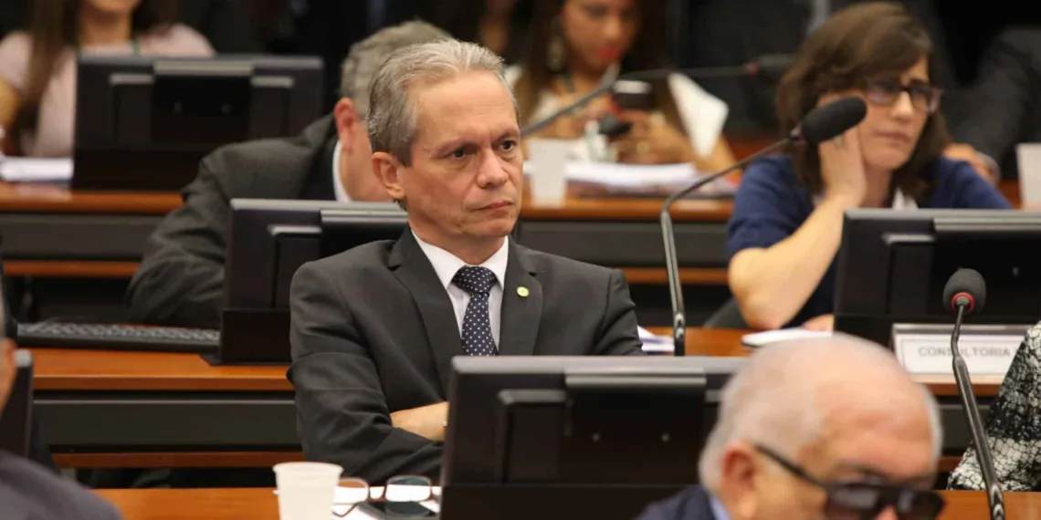 Angelim alerta para inexistência de órgão regulador de passagens aéreas no Brasil
