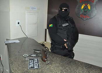 Polícia apreende submetralhadora com homem que tinha sido preso na semana passada