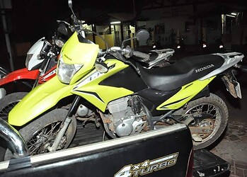 Bandidos fogem da polícia deixando para trás duas motos roubadas e entorpecentes