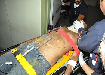 Bandidos invadem casa, atiram no proprietário e fogem levando caminhonete e duas pessoas como reféns