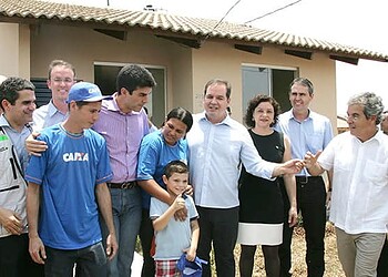 Na entrega das casas, famílias agradeceram ao governador, prefeito, parlamentares e ao ministro Helder Barbalho. (Foto: Odair Leal/ A GAZETA)